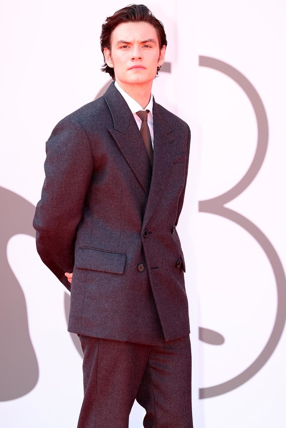 Harry Potter: Louis Partridge (Enola Holmes, Pistol)