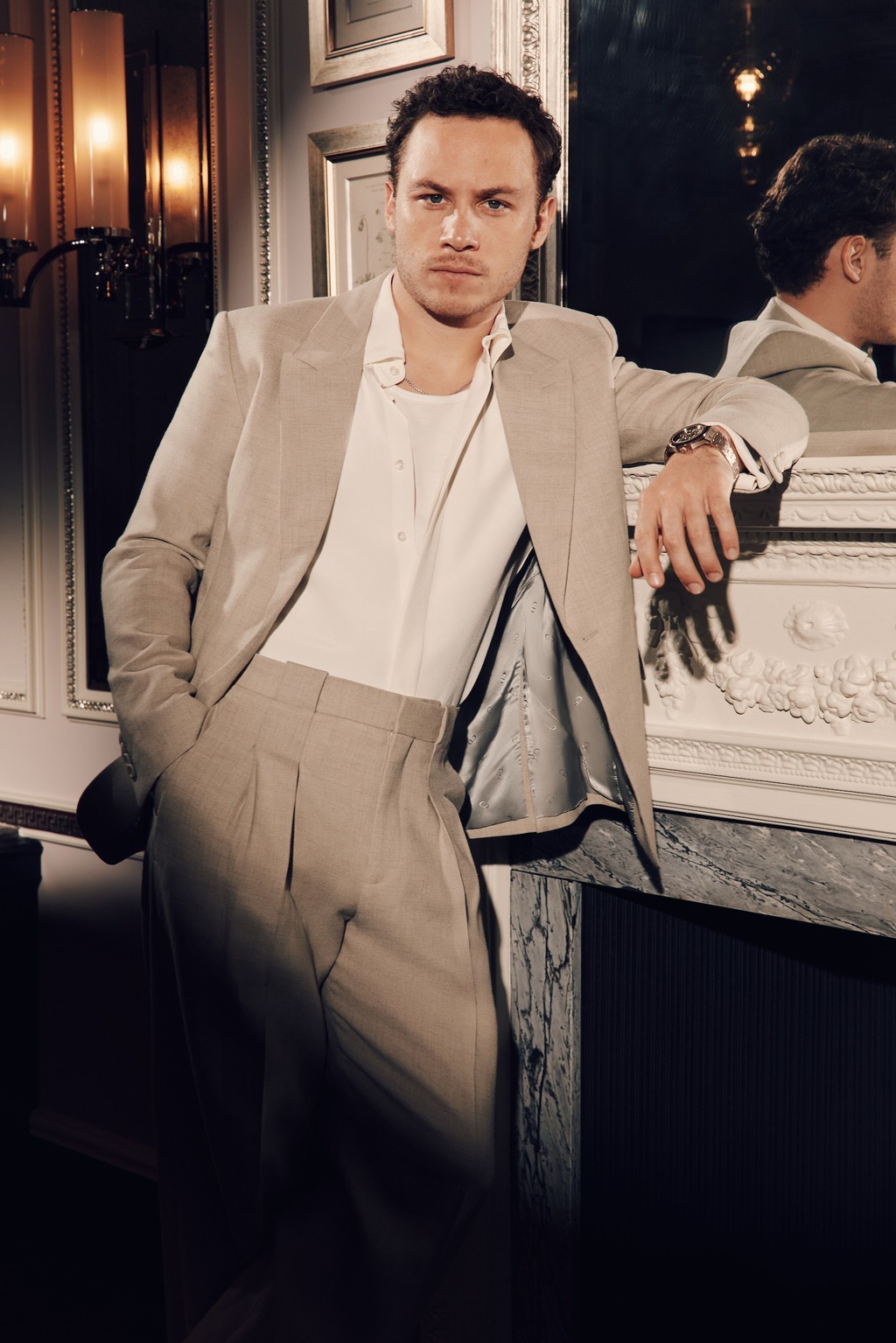 Charlie Weasley szerepében Finn Cole