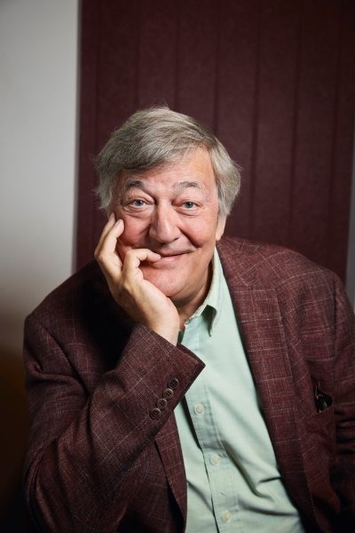 Horace Slughorn szerepében Stephen Fry