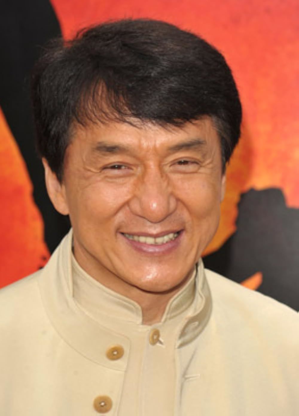 Az 1986-os Armour of God forgatásán Jackie Chan egy sziklára esett egy falról való leugrást követően, több métert zuhant, koponyája betört és egy darab csont a tüdejébe nyomódott, később sikeres agyműtéten esett át.