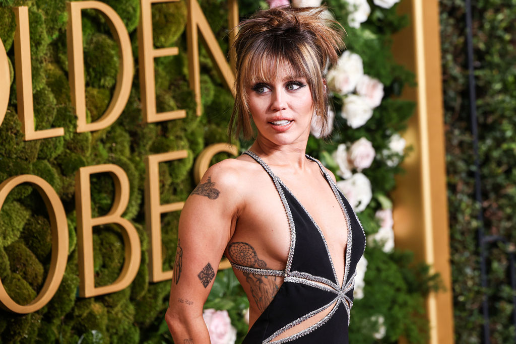 Miley Cyrus kitiltották már Kínából rasszista fotók készítése miatt és a Dominikai Köztársaságból is, nem megfelelő öltözetek miatt