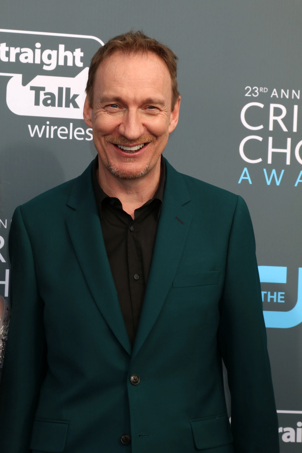 David Thewlis Kínából kapott bant, a Seven Years in Tibetben alakított szerepéért és Kína rossz színben való feltüntetéséért