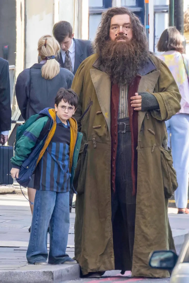 Dominic McLaughlin (Harry Potter) és Nick Frost (Hagrid)