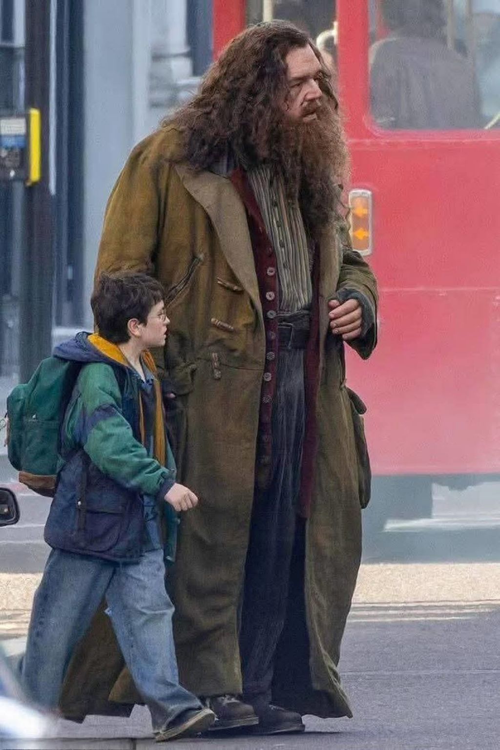 Dominic McLaughlin (Harry Potter) és Nick Frost (Hagrid)