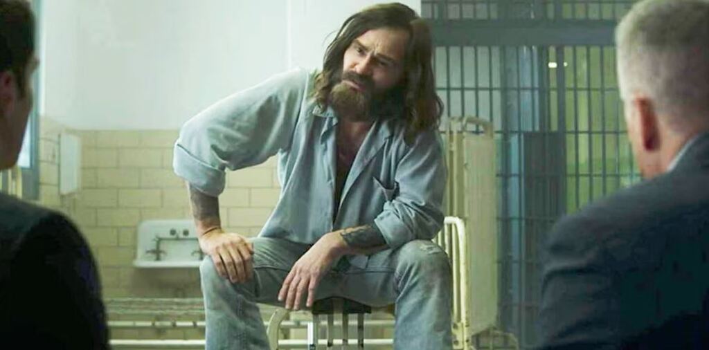 Damon Herriman mint Charles Manson a Mindhunter-sorozatban 