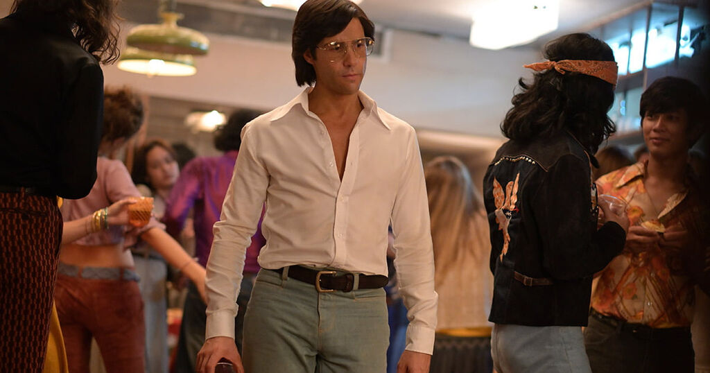 Tahar Rahim mint Charles Sobhraj A kígyó című sorozatban 