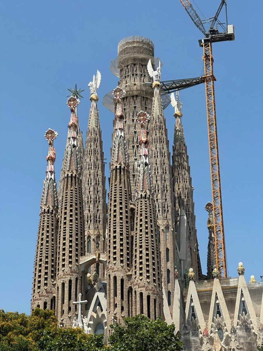 A Sagrada Fam&iacute;lia a legmagasabb tornya befejez&eacute;se előtt - forr&aacute;s: depositphotos.com / parpalac