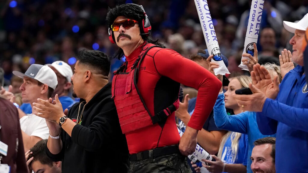 Dr Disrespect: Elvileg egy kiskorúval váltott szexuális tartalmú üzeneteket. Tiltás: végleges.