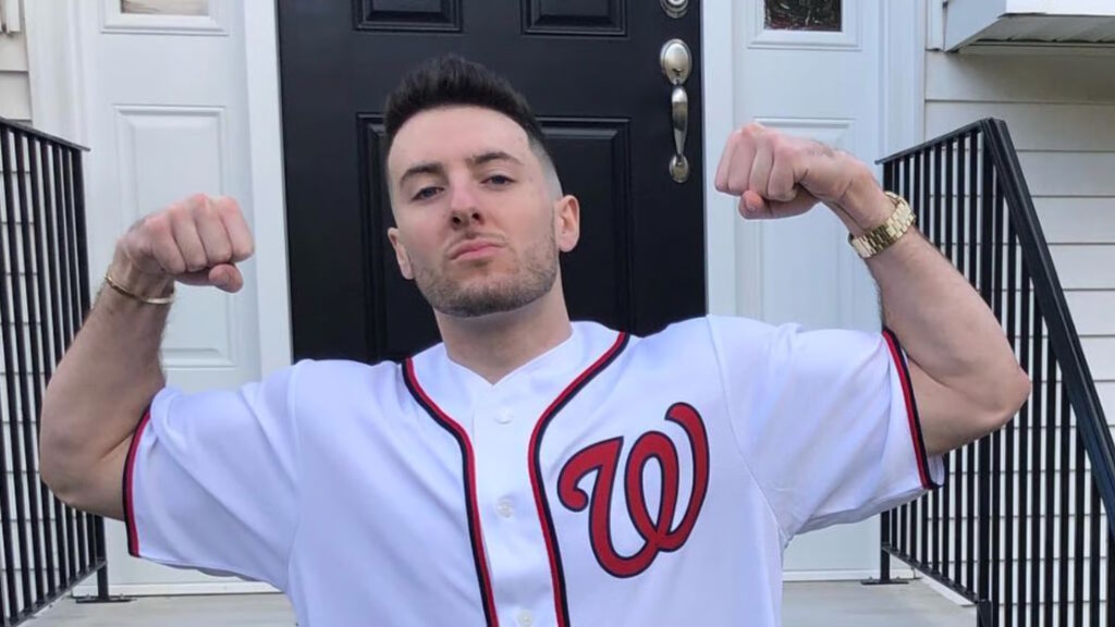 Heelmike: Élő adásban elkövetett szeméremsértés és botrányos viselkedés egy női vendéggel. Tiltás a Kickről: végleges.