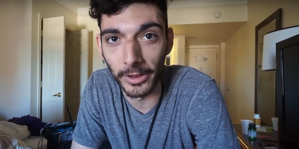 Ice Poseidon: Biztonsági kockázattá vált, miután egy bombafenyegetés (swatting) miatt leszállították egy repülőről. Tiltás: végleges.