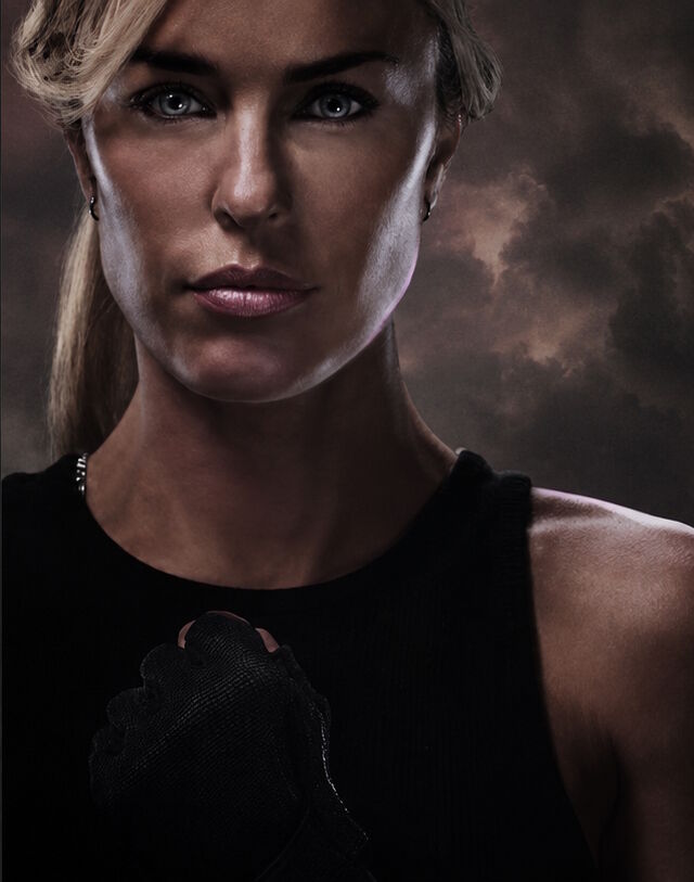 Sonya Blade (Jessica McNamee alakításában) a Mortal Kombat 2 filmben