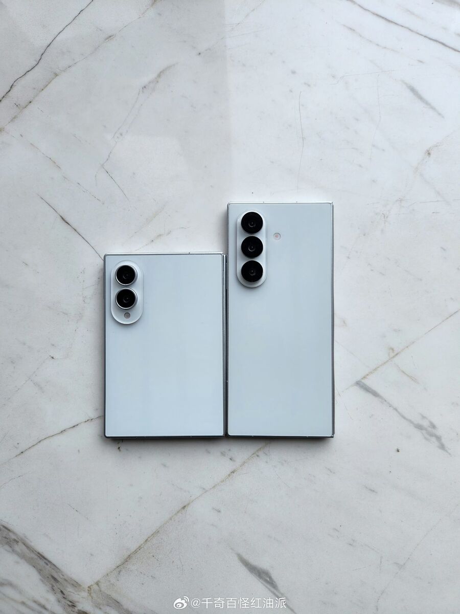 A Samsung Galaxy Z Fold8 &eacute;s Z Fold8 Ultra dummyk egym&aacute;s mellett - forr&aacute;s: Ice Universe