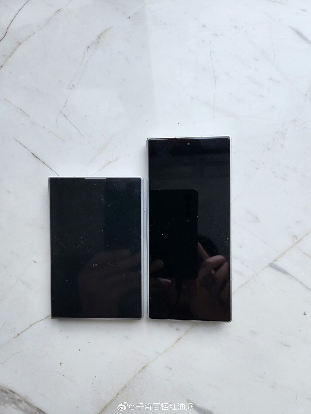 A Samsung Galaxy Z Fold8 és Z Fold8 Ultra dummyk egymás mellett - forrás: Ice Universe