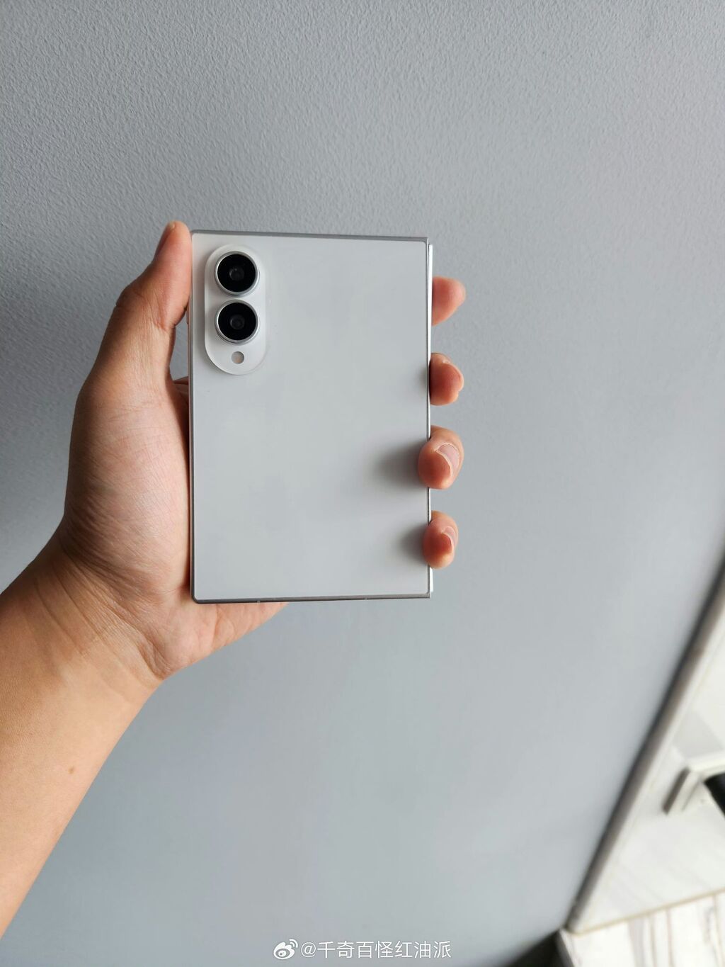 A Samsung Galaxy Z Fold8 dummy - forrás: Ice Universe