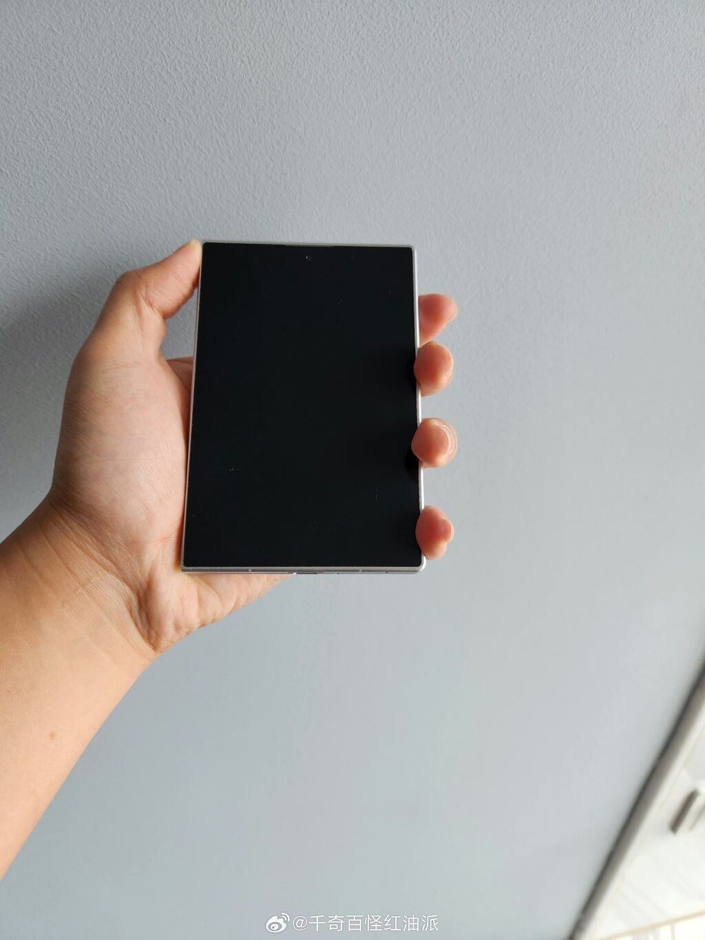 A Samsung Galaxy Z Fold8 dummy - forrás: Ice Universe