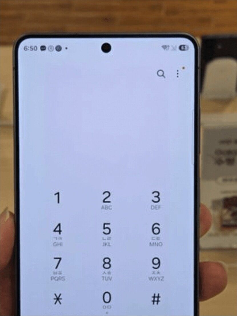 Egy fot&oacute; egy hib&aacute;s Samsung Galaxy S26 Ultra kijelzőről - forr&aacute;s: News1.kr