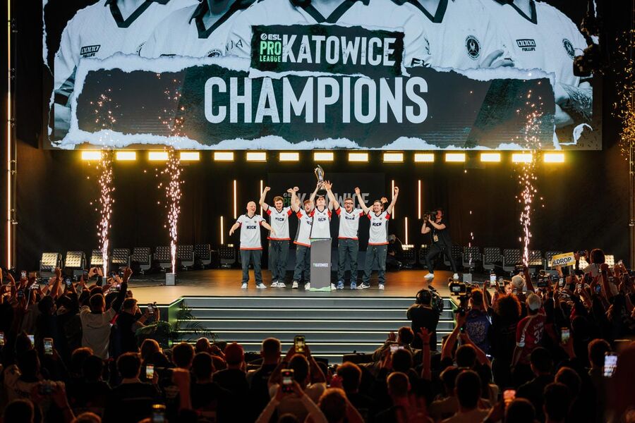 A Vitality a magasba emeli az ESL Pro League tr&oacute;fe&aacute;j&aacute;t - forr&aacute;s: Adela Sznajder / ESL FACEIT Group